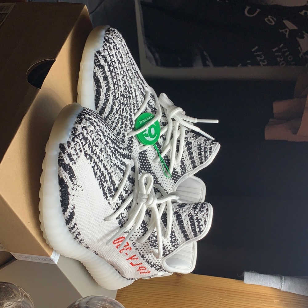Yeezy 350 boost v2 zebra BRAND NEW never worn flex on everyone asking 250$ obo